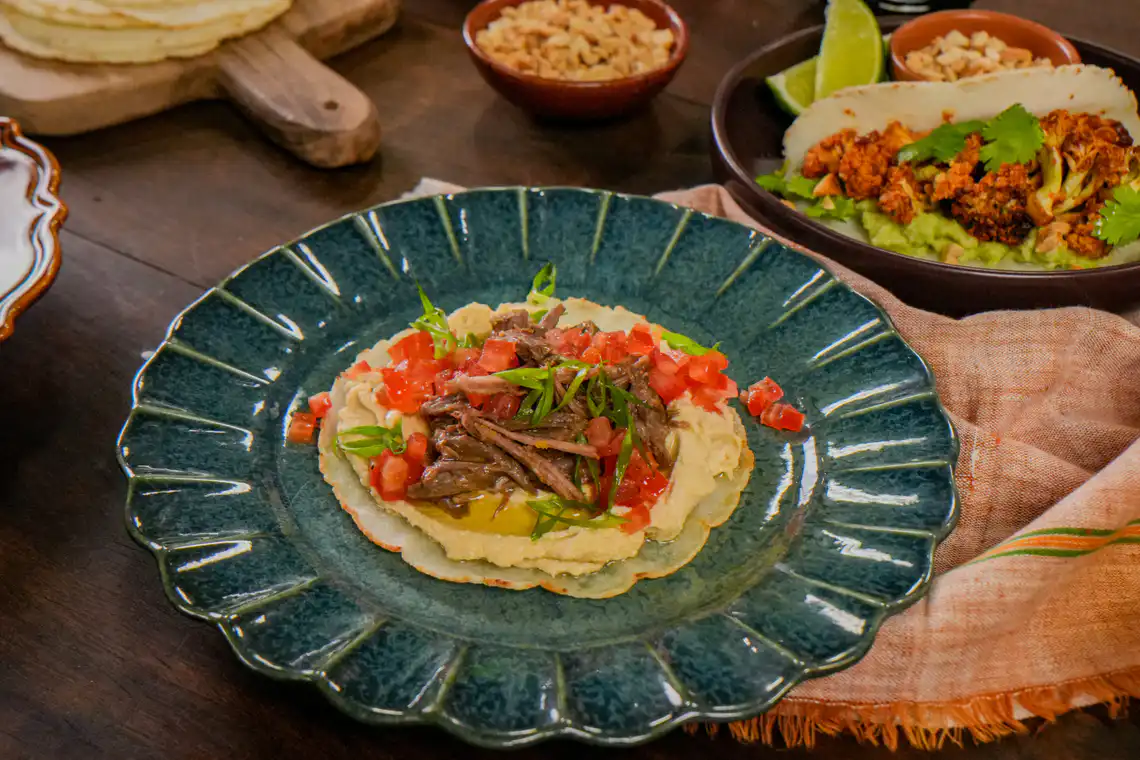 variação de montagem - prato montado com carne desfiada, tomate picado