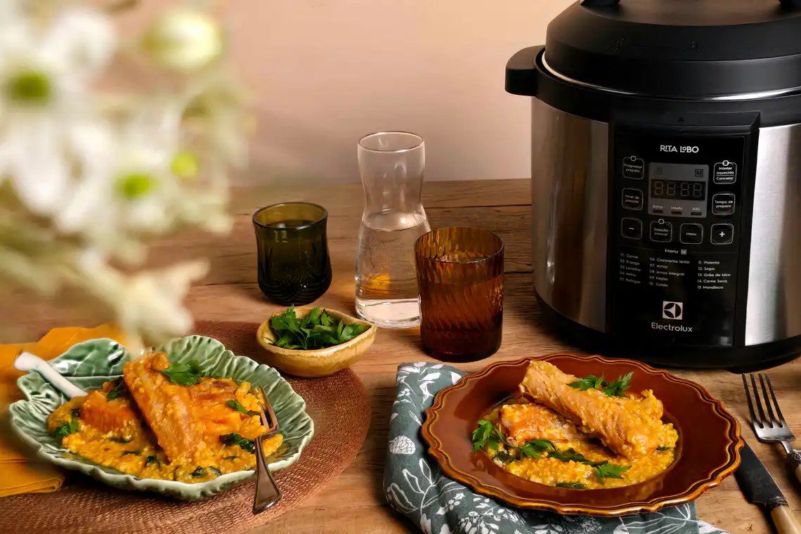 mesa montada com panela de pressão elétrica