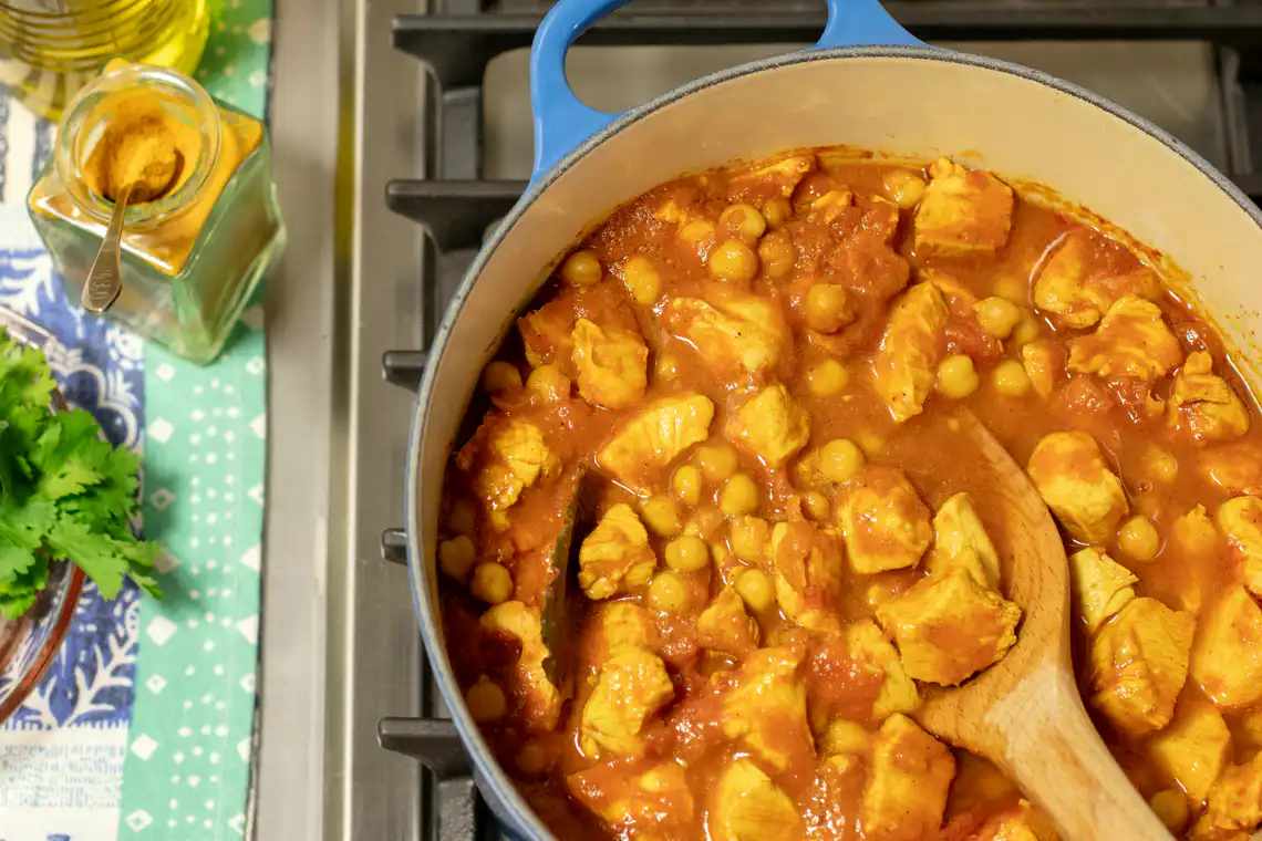 Ensopado rápido de frango com grão-de-bico