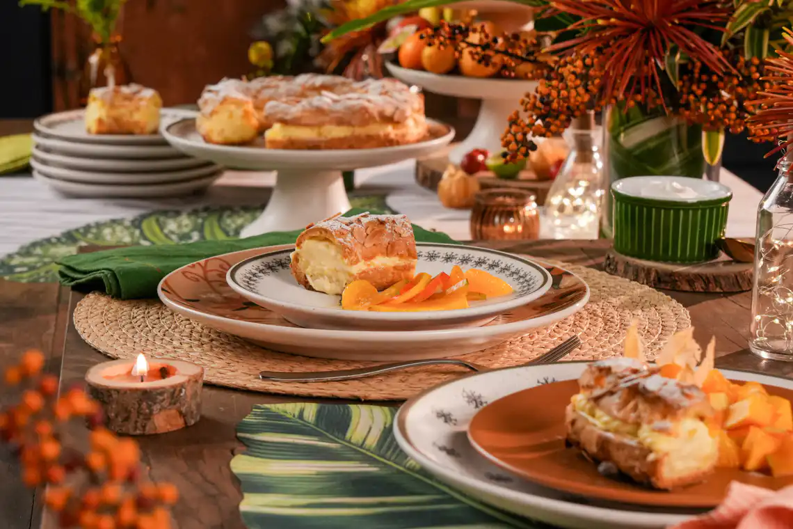 mesa montada: éclair inteira e pratos