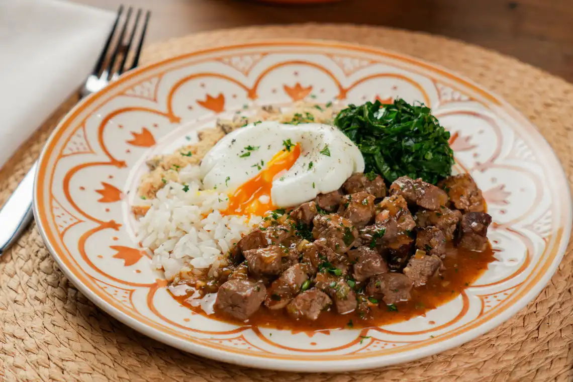 prato montado (picadinho, farofa banana-passa e castanha, couve refogada, ovo pochê, arroz branco)