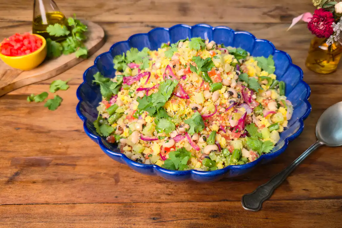 Cuscuz de milho com feijão-fradinho e legumes