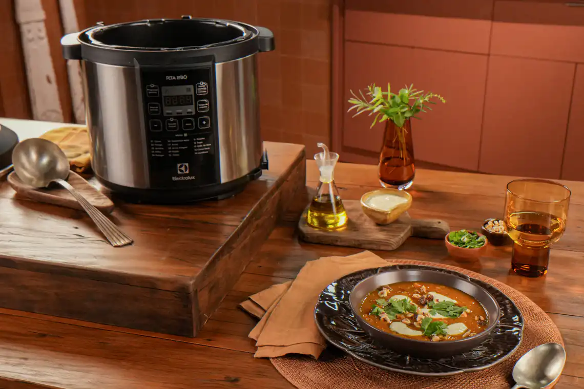 prato com aparelho | panela de pressão elétrica