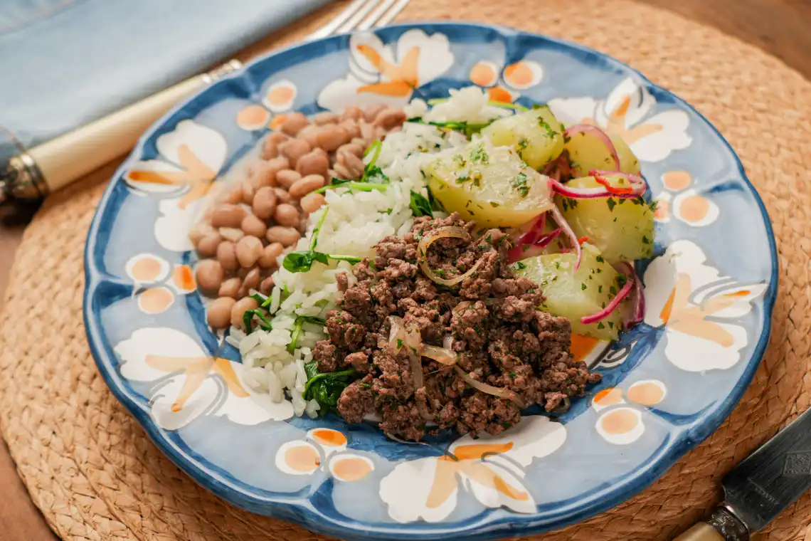 Pê-efe de arroz, feijão, carne moída e salada de chuchu