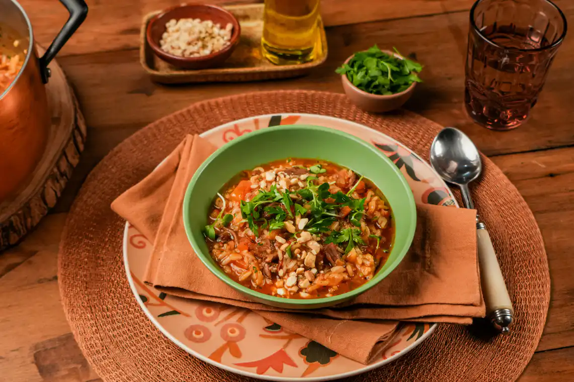mesa montada arroz caldoso com ragu