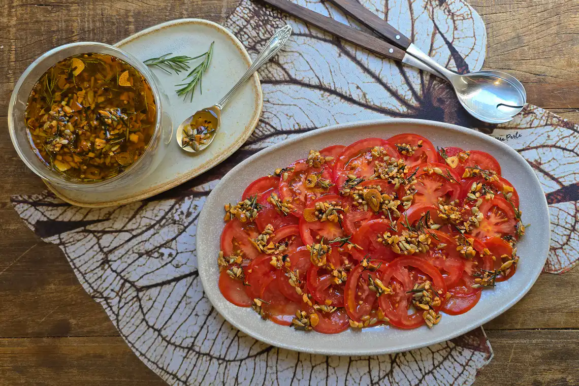 Salada de tomate com azeite crocante
