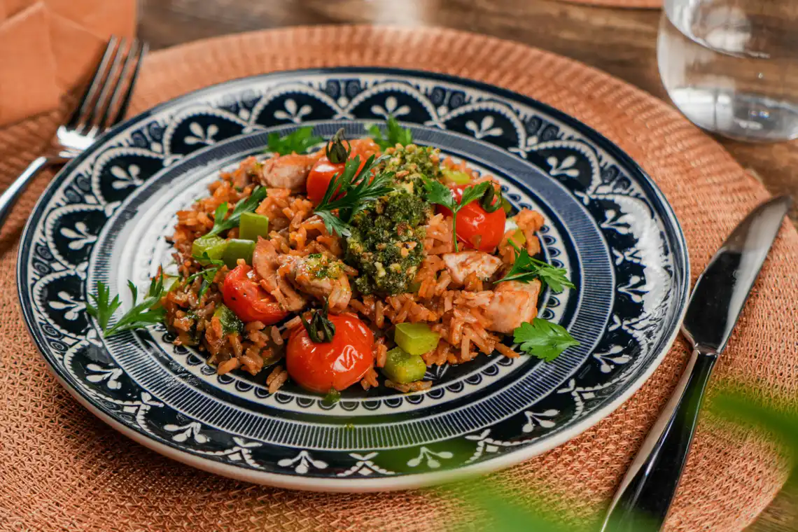 Arroz com frango, páprica e tomate em uma panela só