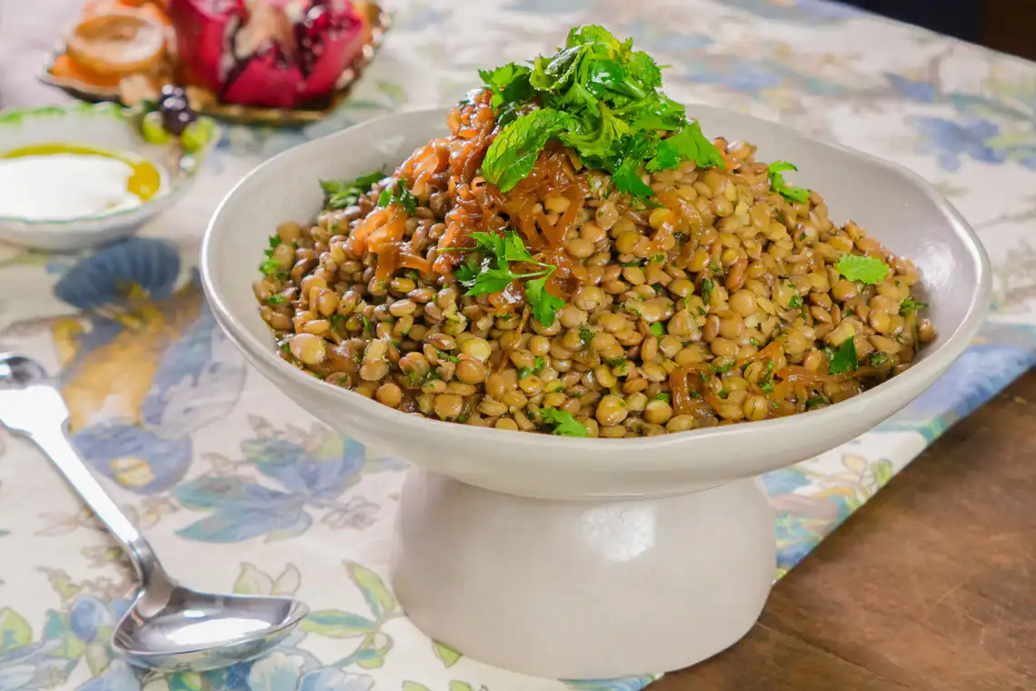 Salada de lentilha com cebola caramelizada