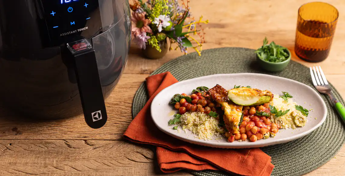 Abobrinha gratinada com ensopado de tomate e grão-de-bico na Air Fryer