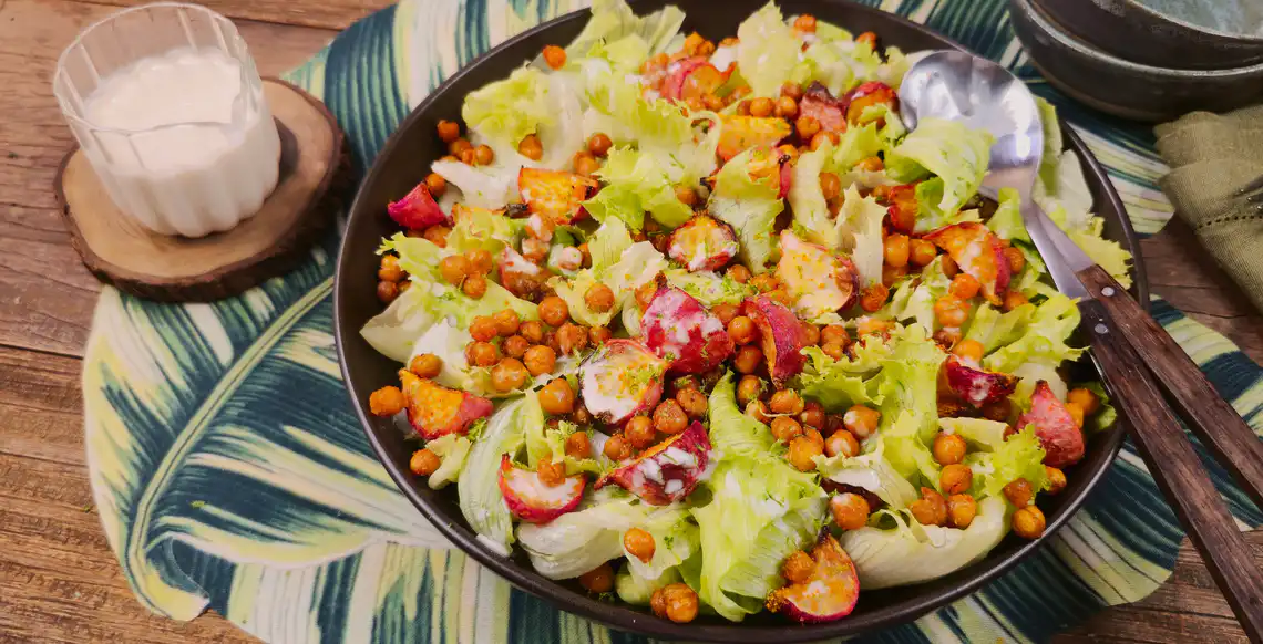 Salada com rabanete e grão-de-bico assados na Air Fryer