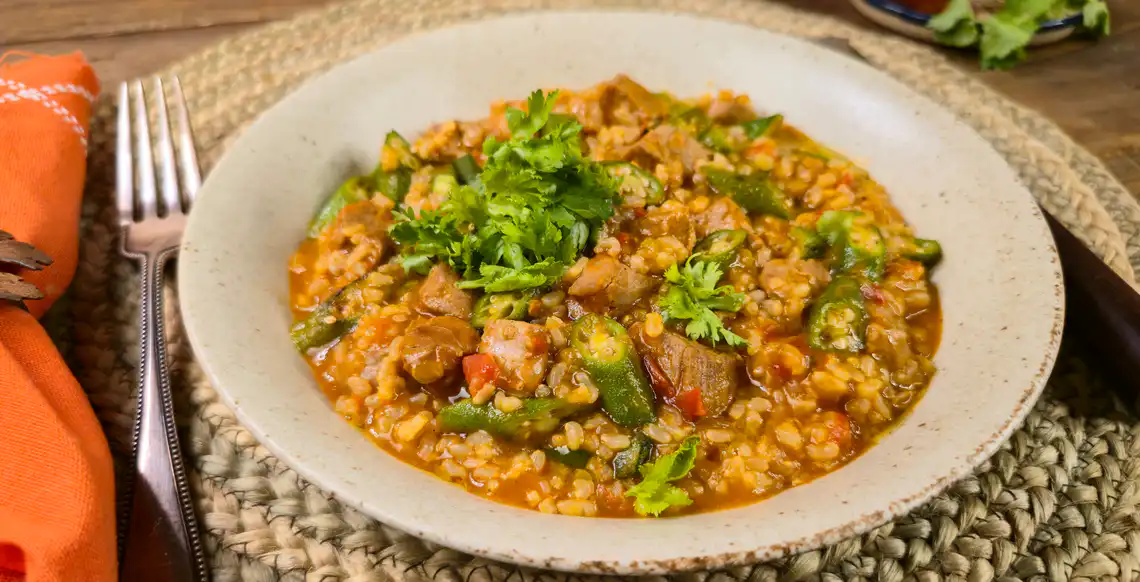 Arroz caldoso com filé mignon suíno e quiabo na pressão
