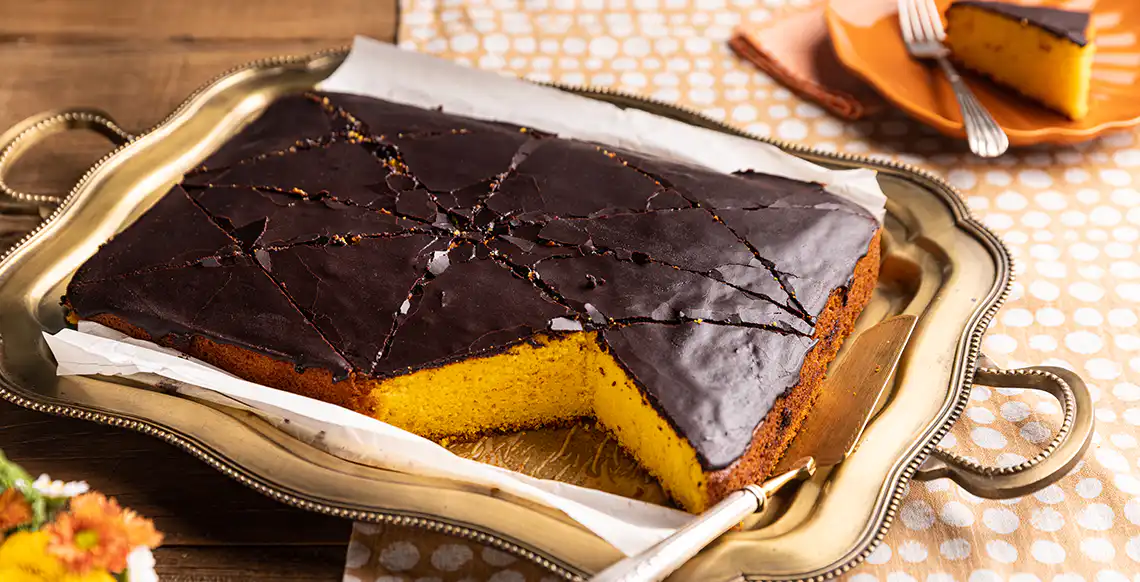Clássico: bolo de cenoura com cobertura de chocolate