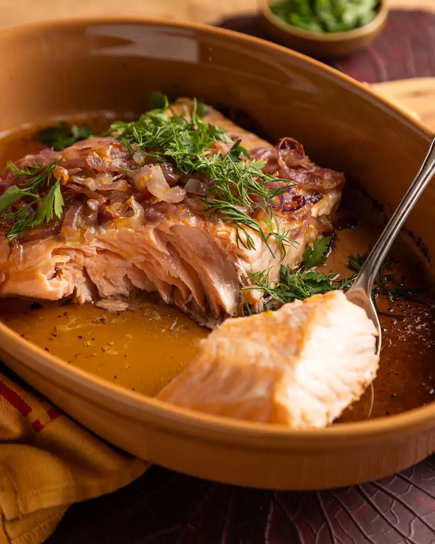 RECEITA: SALMÃO ASSADO COM MANTEIGA DE LARANJA E CEBOLA-ROXA