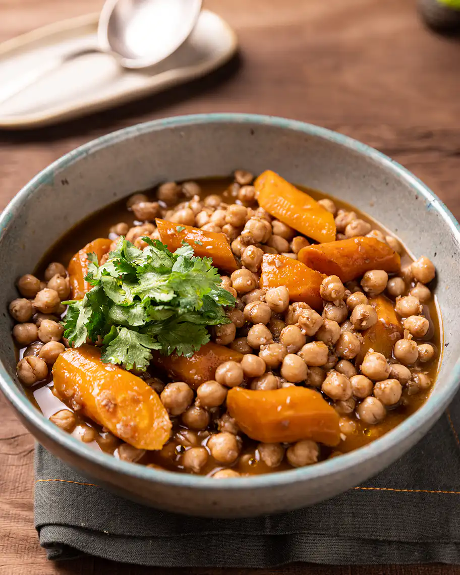 RECEITA: ENSOPADO DE GRÃO-DE-BICO COM CENOURA E ESPECIARIAS