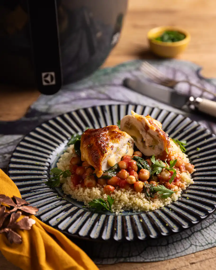 RECEITA: enroladinho de frango com queijo e ensopado de tomate com grão-de-bico.