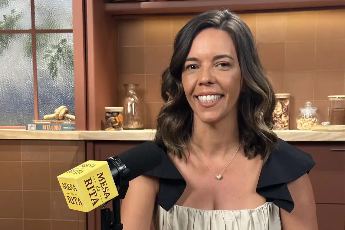 com Flávia Reis